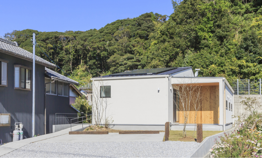 自然素材のぬくもりと光が広がる、心地よい平屋の住まい