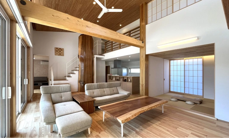 部屋ごとに変わる無垢床材の家