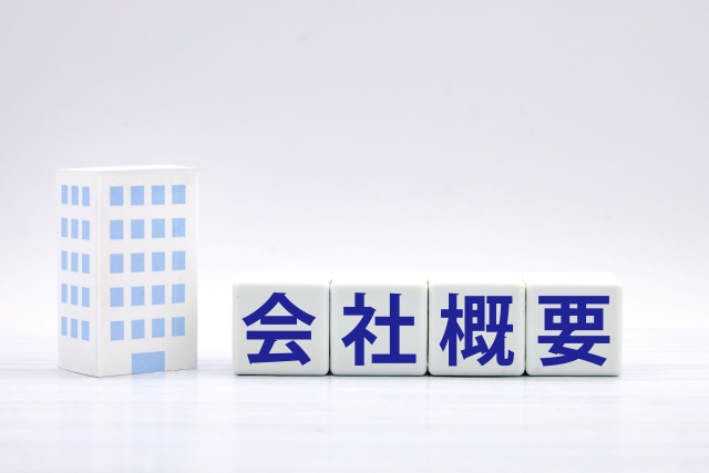 会社概要の文字列とビルの模型