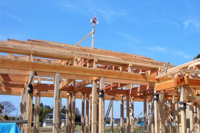 自然素材を使った建築中の戸建て